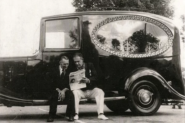 Hitchcock hearse during filming with the actor Sid James